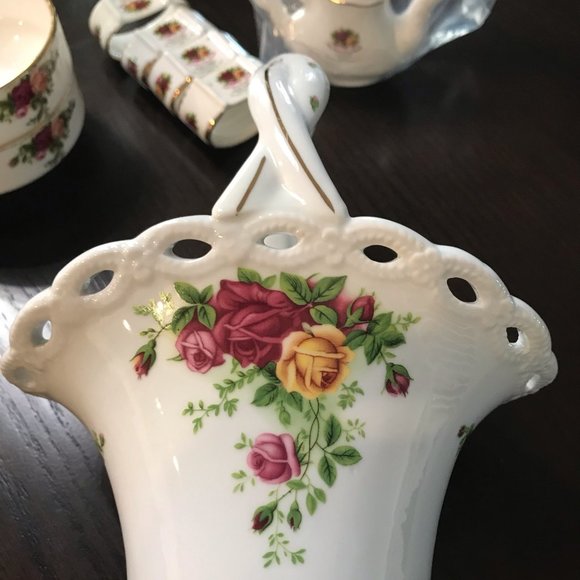 ROYAL ALBERT OLD COUNTRY ROSE BASKET - Picture 4 of 6